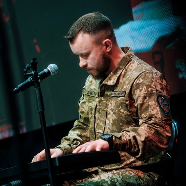 Фото Михайло Олійник - тексты песен Михайло Олійник